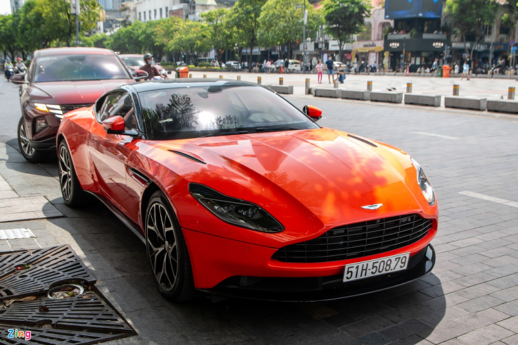 Một chiếc Aston Martin DB11 màu cam độc đáo đã xuất hiện trên một tuyến phố trung tâm TP.HCM. Đây là một trong 10 chiếc DB11 đang xuất hiện tại Việt Nam và đều thuộc diện nhập khẩu chính hãng.