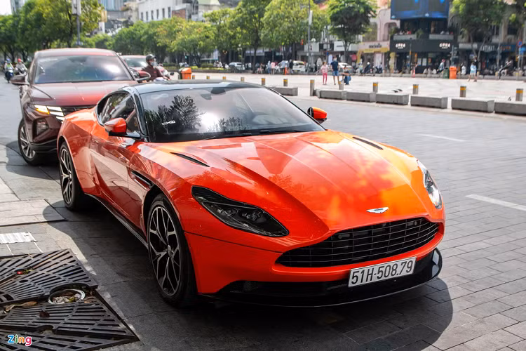 Một chiếc Aston Martin DB11 màu cam độc đáo đã xuất hiện trên một tuyến phố trung tâm TP.HCM. Đây là một trong 10 chiếc DB11 đang xuất hiện tại Việt Nam và đều thuộc diện nhập khẩu chính hãng.