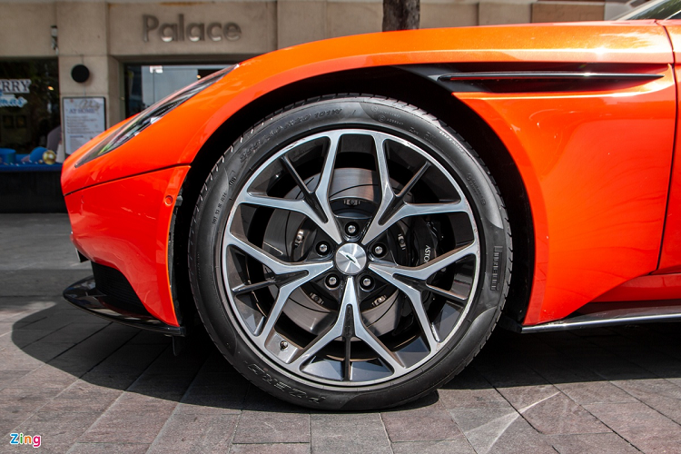 Bộ mâm là loại đa chấu màu đen, cắt vát dạng kim cương, kích thước 20 inch, kết hợp với cùm phanh màu đen.