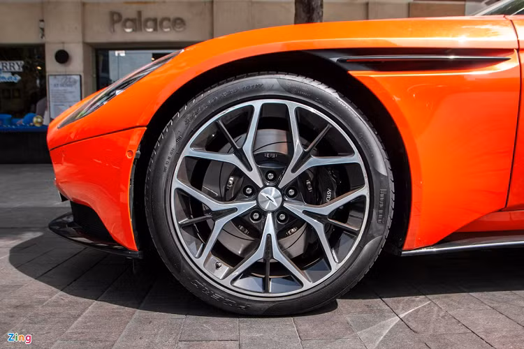 Bộ mâm là loại đa chấu màu đen, cắt vát dạng kim cương, kích thước 20 inch, kết hợp với cùm phanh màu đen.