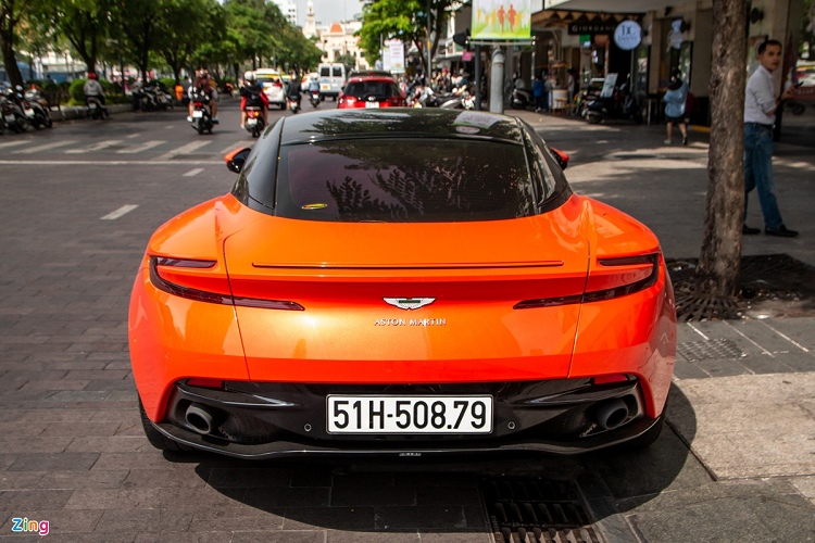 Về mặt vận hành, Aston Martin DB11 được trang bị động cơ V8, dung tích 4.0L tăng áp kép do Mercedes-AMG sản xuất, sản sinh công suất tối đa 510 mã lực và 675 Nm mô-men xoắn. Kết hợp với hộp số tự động ZF 8 cấp và hệ dẫn động cầu sau, xe tăng tốc 0-100 km/h trong 4 giây, trước khi đạt tốc độ tối đa 300 km/h.