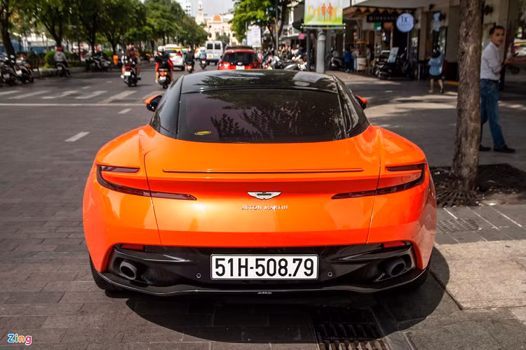 Về mặt vận hành, Aston Martin DB11 được trang bị động cơ V8, dung tích 4.0L tăng áp kép do Mercedes-AMG sản xuất, sản sinh công suất tối đa 510 mã lực và 675 Nm mô-men xoắn. Kết hợp với hộp số tự động ZF 8 cấp và hệ dẫn động cầu sau, xe tăng tốc 0-100 km/h trong 4 giây, trước khi đạt tốc độ tối đa 300 km/h.