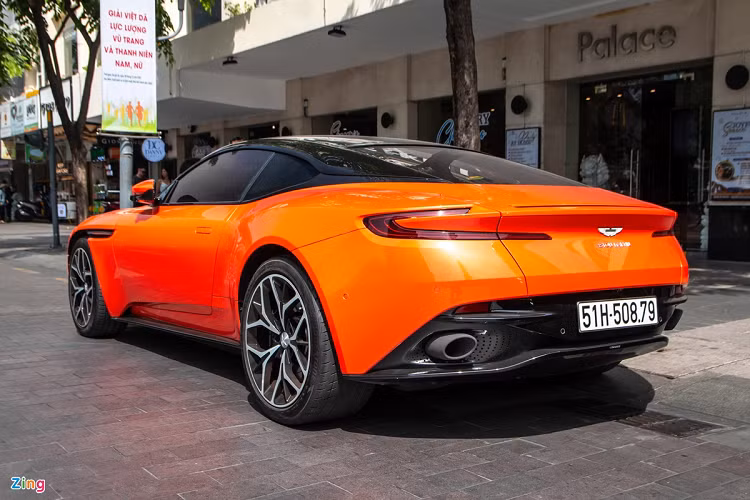 Ra mắt tại Geneva Motor Show 2016, DB11 là mẫu xe thay thế cho DB9, vốn đã có mặt trên thị trường từ năm 2004. Nhiều công nghệ và thiết kế trên DB11 được thừa hưởng từ Mercedes-AMG.