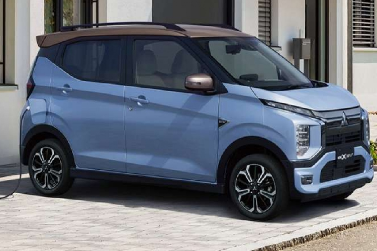 Người lái cũng có thể dùng Mitsubishi eK X EV để cung cấp điện cho nhà mình trong thời gian 1 ngày. Trong khi đó, mô-tơ điện của Mitsubishi eK X EV có công suất tối đa 47 kW (63 mã lực) theo đúng quy định dành cho xe kei car tại Nhật Bản và mô-men xoắn cực đại 195 Nm. Xe có 3 chế độ lái là Normal, Eco và Sports. Ngoài ra, xe còn có chế độ vận hành 1 bàn đạp, cho phép tăng/giảm tốc chỉ bằng bàn đạp ga.