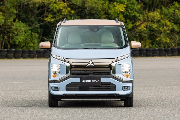 Bên cạnh đó, ông Kurita cũng tiết lộ Mitsubishi Indonesia đang nghiên cứu việc bán mẫu ôtô điện du lịch cỡ nhỏ eK X EV. "Cũng trong năm nay, chúng tôi sẽ thử nghiệm một mẫu ôtô điện du lịch và vẫn đang nghiên cứu kế hoạch này. Đó là Mitsubishi eK X EV - mẫu xe điện phát triển từ Nissan Sakura. Đây là mẫu xe cỡ nhỏ dùng chung khung gầm với Nissan và sẽ bán xe này ở đây (Indonesia)", ông Kurita lên tiếng.