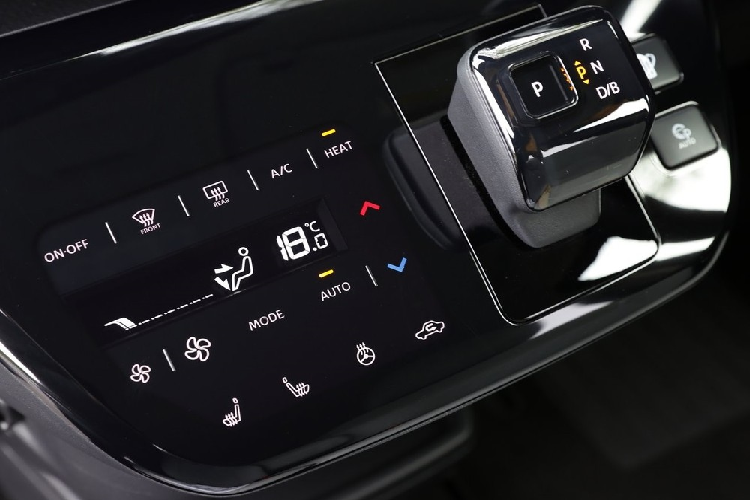 Ghế xe được bọc da tổng hợp trong khi vô lăng có thiết kế 3 chấu, tích hợp phím chức năng. Ngoài ra, mẫu ôtô điện cỡ nhỏ này còn có bảng đồng hồ kỹ thuật số với màn hình LCD 7 inch, màn hình cảm ứng trung tâm 9 inch, cần số điện tử, điều hòa chỉnh bằng màn hình cảm ứng, phanh tay điện tử và tự động giữ phanh tạm thời. 