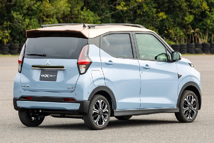 Như thông tin đã đưa, Mitsubishi eK X EV chạy điện thuộc phân khúc kei car vốn rất phổ biến tại Nhật Bản. Mẫu xe này sở hữu kích thước cụ thể gồm chiều dài 3.400 mm, chiều rộng 1.480 mm, chiều cao 1.660 mm và chiều dài cơ sở 2.500 mm. Nói cách khác, Mitsubishi eK X EV có kích thước lớn hơn so với VinFast VF3 sắp ra mắt Việt Nam trong khi chiều dài cơ sở chỉ kém 13 mm so với VF5 Plus.
