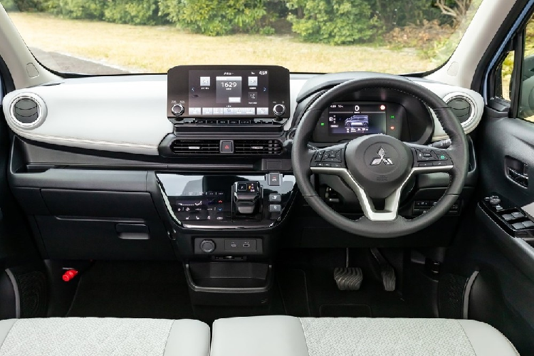 Đằng sau của mẫu xe điện Mitsubishi eK X EV xuất hiện đèn hậu nằm dọc, ôm lấy hai góc đuôi xe, cánh gió mui và nẹp mạ crôm trên cửa cốp. Cản sau của xe được bao quanh bằng ốp nhựa màu đen, tương tự sườn xe, hốc bánh và cản trước. Với kích thước nhỏ nên Mitsubishi eK X EV chỉ có nội thất 4 chỗ ngồi bên trong xe.