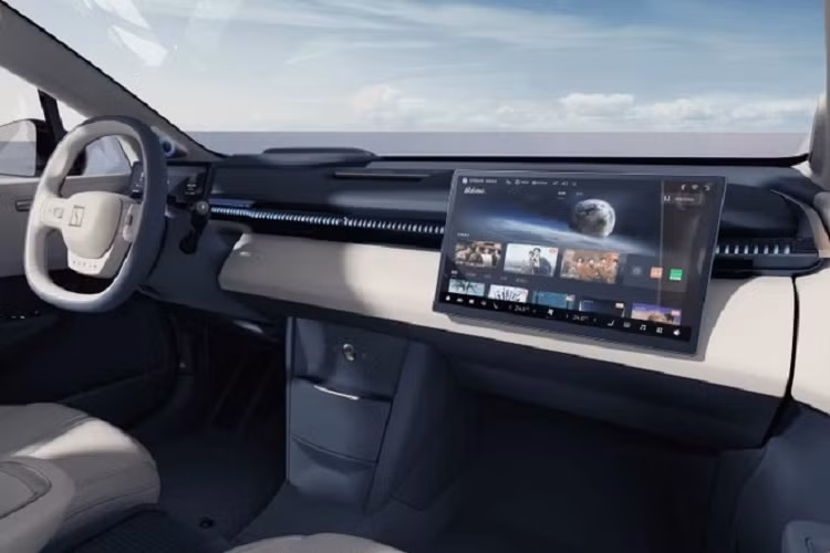 Phía sau xe có cụm đèn hậu được thiết kế trải dài toàn bộ chiều rộng của đuôi xe. Ở giữa đèn hậu là logo Zeekr màu trắng nổi bật.