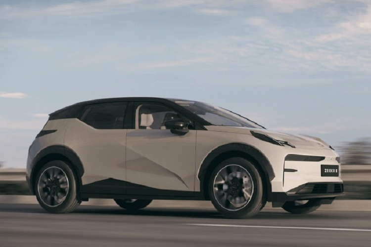 Pin lithium-ion ternary 66 kWh sẽ mang đến cho bản dẫn động cầu sau có phạm vi hoạt động theo chu trình thử nghiệm CLTC của Trung Quốc là 560 km và mẫu 4WD có thể chạy tới 512 km trong một lần sạc. Ngoài ra, chiếc xe Zeekr X còn cung cấp thêm 2 phạm vi di chuyển nữa là 500 km và 540 km.