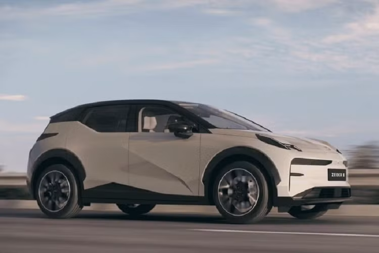 Pin lithium-ion ternary 66 kWh sẽ mang đến cho bản dẫn động cầu sau có phạm vi hoạt động theo chu trình thử nghiệm CLTC của Trung Quốc là 560 km và mẫu 4WD có thể chạy tới 512 km trong một lần sạc. Ngoài ra, chiếc xe Zeekr X còn cung cấp thêm 2 phạm vi di chuyển nữa là 500 km và 540 km.