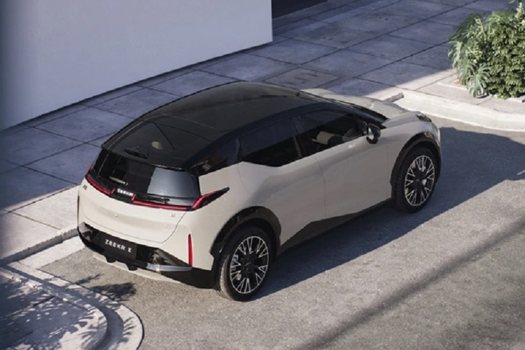 Chưa hết, Zeekr X còn được trang bị hộp đựng kính bằng nhung sợi nhỏ Microfiber, móc treo cột B, nút nâng kính thiết kế cần gạt máy bay, tủ lạnh 5.7 lít, ghế không trọng lực có tính năng thông gió/sưởi 3 tốc độ, chỉnh điện 22 hướng, góc nằm mặc định 28 độ và 8 chế độ rung có thể điều chỉnh theo nhạc…