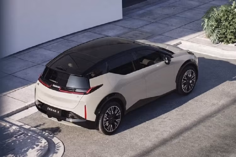 Chưa hết, Zeekr X còn được trang bị hộp đựng kính bằng nhung sợi nhỏ Microfiber, móc treo cột B, nút nâng kính thiết kế cần gạt máy bay, tủ lạnh 5.7 lít, ghế không trọng lực có tính năng thông gió/sưởi 3 tốc độ, chỉnh điện 22 hướng, góc nằm mặc định 28 độ và 8 chế độ rung có thể điều chỉnh theo nhạc…