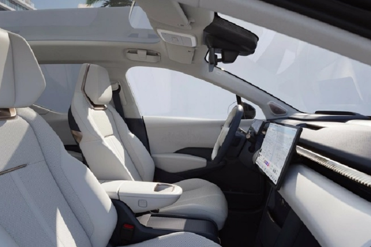 Xe có đến 6 tùy chọn màu ngoại thất là xám kim loại Berlin, xanh lá cây Hàng Châu, hồng California Sunglow, trắng mây Athens, màu be kem Paris và xanh cảng Sydney. Tuy nhiên, nếu khách hàng muốn chọn 2 màu sơn xanh Hàng Châu và màu be kem Paris sẽ phải chi thêm khoảng 17 triệu đồng VNĐ.