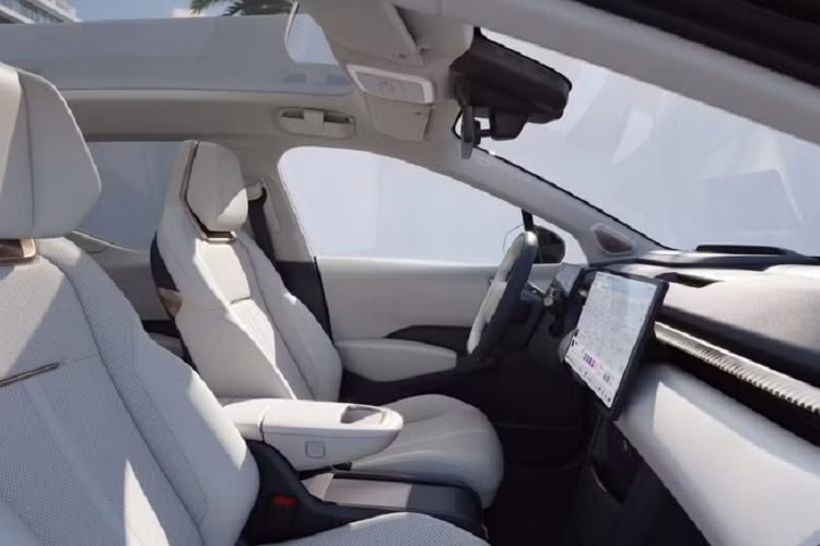 Xe có đến 6 tùy chọn màu ngoại thất là xám kim loại Berlin, xanh lá cây Hàng Châu, hồng California Sunglow, trắng mây Athens, màu be kem Paris và xanh cảng Sydney. Tuy nhiên, nếu khách hàng muốn chọn 2 màu sơn xanh Hàng Châu và màu be kem Paris sẽ phải chi thêm khoảng 17 triệu đồng VNĐ.