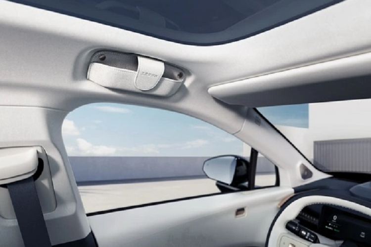 Về nội thất, khoang cabin được thiết kế theo phong cách tối giản với màn hình cỡ lớn đặt nổi trên mặt tap-lô làm điểm nhấn. Xe có 2 biến thể 5 chỗ và 4 chỗ với tùy chọn nội thất 2 màu như xanh - trắng; xanh lam - xanh lá cây và đen - xám…