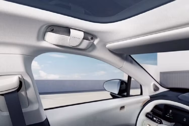 Về nội thất, khoang cabin được thiết kế theo phong cách tối giản với màn hình cỡ lớn đặt nổi trên mặt tap-lô làm điểm nhấn. Xe có 2 biến thể 5 chỗ và 4 chỗ với tùy chọn nội thất 2 màu như xanh - trắng; xanh lam - xanh lá cây và đen - xám…