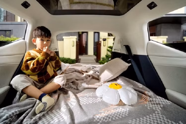 Một trong những tính năng công nghệ cao ấn tượng của Zeekr X là cho phép chủ xe mở khóa thông qua nhận diện khuôn mặt. Ngoài ra, Zeekr X cũng sở hữu khoang hành lý rộng rãi co dung tích lên đến 1.182 lít.