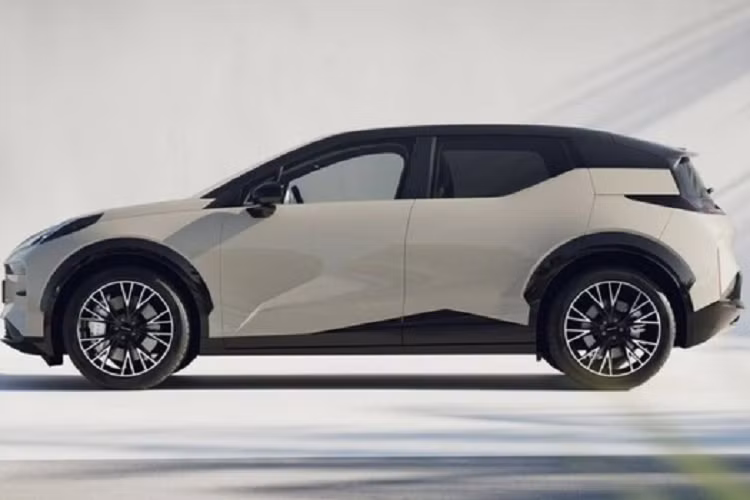 Đầu xe gây ấn tượng với cụm đèn pha LED sắc sảo, phía dưới là dải đèn LED chiếu sáng ban ngày nằm ngang đẹp mắt, 2 bên đầu xe còn có hốc hút gió giả.