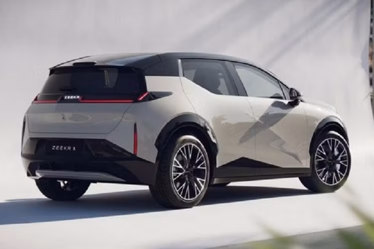 Dự kiến, những chiếc Zeekr X đầu tiên sẽ được bàn giao tới tay khách hàng trong tháng 6 tới. Không chỉ phân phối tại quê nhà, mẫu xe điện này dự kiến còn xuất khẩu sang Châu Âu. Đây được xem là đối thủ của Tesla Model X.