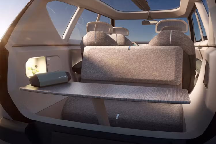 Cả ghế trước và sau xe đều có thể xoay ngang 90 độ để tạo thành bộ ghế đôi dùng khi đi dã ngoại. Ở phần đuôi xe, sàn cốp có thể nâng lên tạo thành một chiếc sô-pha đúng nghĩa. Thậm chí, hốc bánh sau còn được tận dụng để làm bồn cây cảnh trang trí. Bên cạnh đó, cột B đã được loại bỏ để giúp cho không gian xe thêm phần thông thoáng. Tuy nhiên trong thực tế, thiết kế này khó có thể xuất hiện trên một mẫu xe phổ thông vì khả năng chịu lực tác động khi có va chạm và vấn đề chi phí sản xuất.