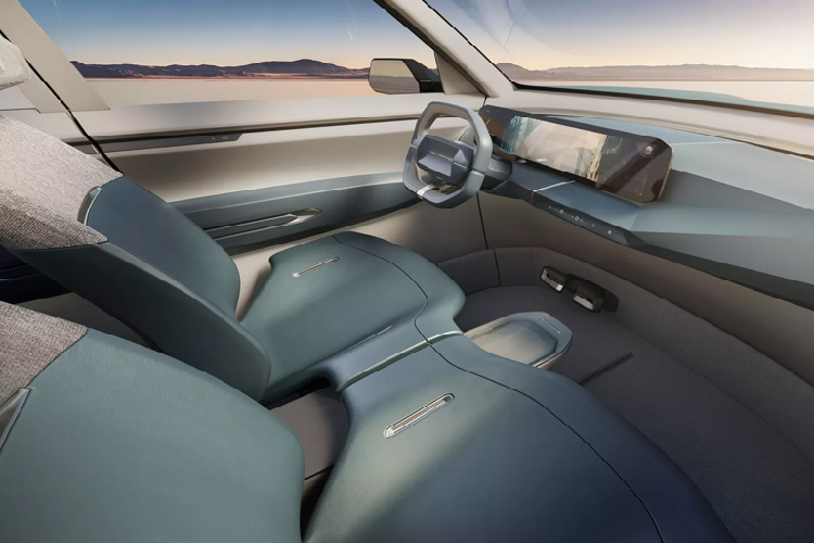 Trong khi "dàn chân" xe sở hữu bộ la-zăng lục giác mang hiệu ứng viễn tưởng bắt mắt; hông xe lại được bóp chặt lại, tạo hình như một vận động viên thể hình lừng lững. Cặp gương chiếu hậu cũng như các cửa kính được làm vuông vức, đi kèm với tay nắm cửa dạng ẩn. Theo như bản dựng hình này, Kia EV5 sở hữu không gian nội thất được tối giản hóa, thoáng đãng và hiện đại. Bảng táp-lô được tạo hình từ nhiều mặt phẳng nối với nhau một cách rất liền lạc.