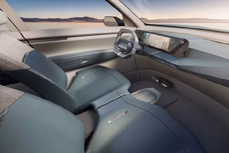 Trong khi "dàn chân" xe sở hữu bộ la-zăng lục giác mang hiệu ứng viễn tưởng bắt mắt; hông xe lại được bóp chặt lại, tạo hình như một vận động viên thể hình lừng lững. Cặp gương chiếu hậu cũng như các cửa kính được làm vuông vức, đi kèm với tay nắm cửa dạng ẩn. Theo như bản dựng hình này, Kia EV5 sở hữu không gian nội thất được tối giản hóa, thoáng đãng và hiện đại. Bảng táp-lô được tạo hình từ nhiều mặt phẳng nối với nhau một cách rất liền lạc.