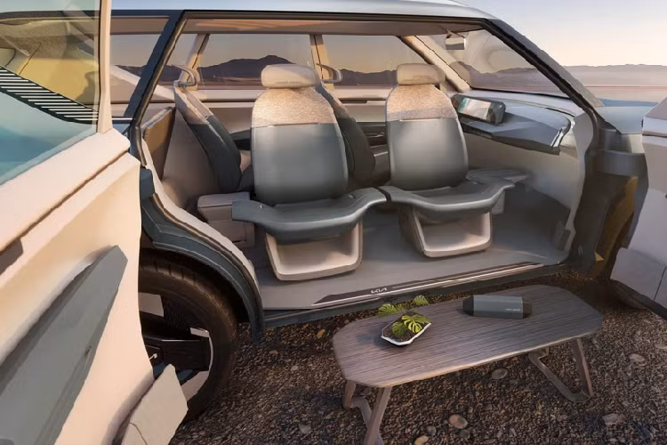 Ở giữa là cụm màn hình chính thông nhau với đồng hồ ODO nằm liền ngang. Vô-lăng xe được thiết kế hai chấu, tạo hình lục giác đem lại không khí tương lai, có phần viễn tưởng như bước ra từ những phi thuyền không gian thường xuất hiện trên màn ảnh. Đặc biệt, xe có kiểu cánh cửa mở vỏ sò giống những chiếc Rolls-Royce.