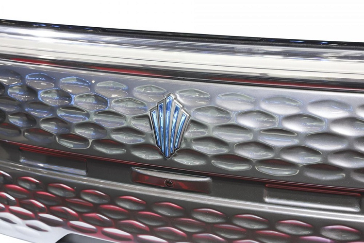 Về thiết kế bên ngoài của Dadao, rõ ràng chiếc xe bán tải của JMC lấy cảm hứng từ những chiếc xe bán tải của Mỹ như Ford F-150, chẳng hạn nó có hình khối với nắp ca-pô nâng cao, chắn bùn rộng, đèn pha lớn và lưới tản nhiệt mạ crôm sáng bóng.