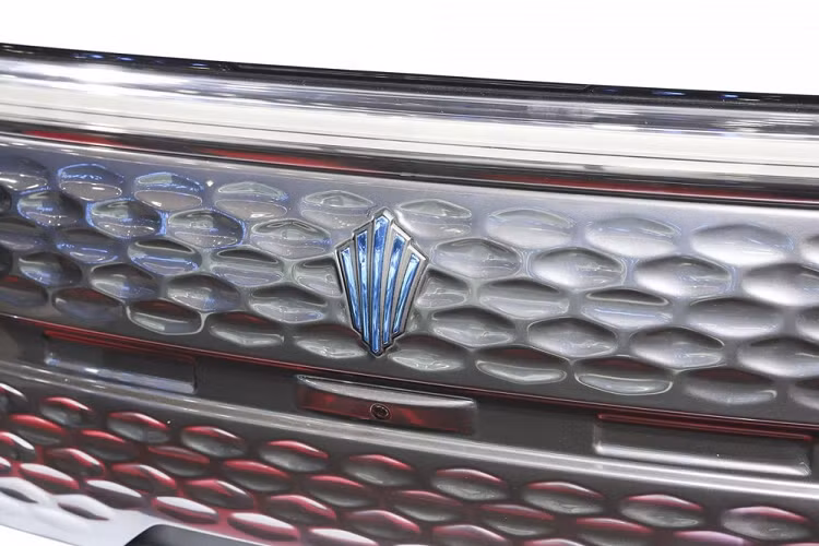 Về thiết kế bên ngoài của Dadao, rõ ràng chiếc xe bán tải của JMC lấy cảm hứng từ những chiếc xe bán tải của Mỹ như Ford F-150, chẳng hạn nó có hình khối với nắp ca-pô nâng cao, chắn bùn rộng, đèn pha lớn và lưới tản nhiệt mạ crôm sáng bóng.