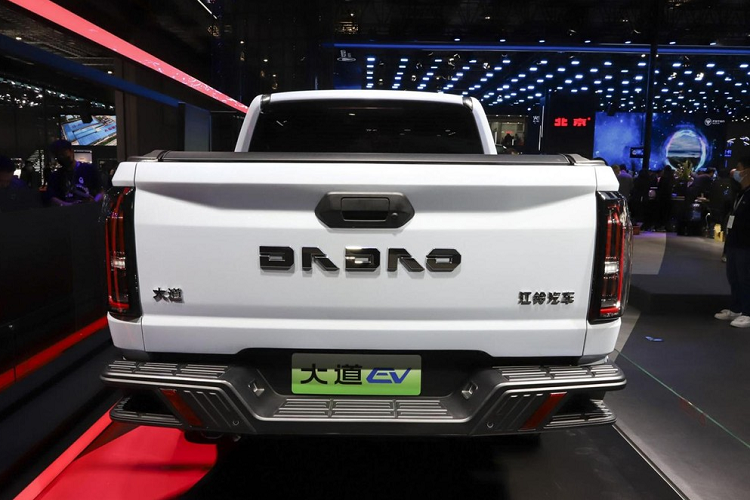 Nhìn chung, logo trông đơn giản và đẹp mắt. Xe bán tải JMC Dadao đứng trên nền tảng mới do JMC và Ford cùng phát triển. JMC Dadao mới ra mắt tại triển lãm ô tô Thượng Hải 2023 là bản trang bị động cơ điện hoàn toàn, ngoài ra, xe còn có biến thể chạy xăng, dầu, PHEV, việc giao hàng lần đầu tiên của JMC Dadao sẽ diễn ra trong tháng 5/2023 này.