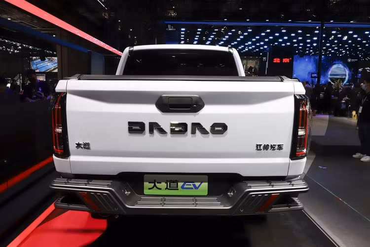 Nhìn chung, logo trông đơn giản và đẹp mắt. Xe bán tải JMC Dadao đứng trên nền tảng mới do JMC và Ford cùng phát triển. JMC Dadao mới ra mắt tại triển lãm ô tô Thượng Hải 2023 là bản trang bị động cơ điện hoàn toàn, ngoài ra, xe còn có biến thể chạy xăng, dầu, PHEV, việc giao hàng lần đầu tiên của JMC Dadao sẽ diễn ra trong tháng 5/2023 này.