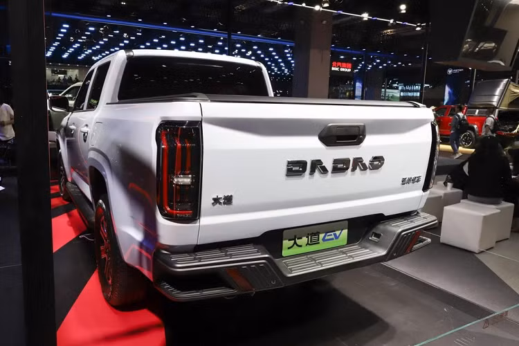 Những động cơ này có thể hoạt động kết hợp với hộp số tay hoặc tự động. JMC Dadao tại Trung Quốc cũng sẽ có 4WD. Đáng tiếc là phiên bản truyền động bằng điện của xe bán tải JMC Dadao được trưng bày tại triển lãm ô tô Thượng Hải 2023 không được tiết lộ.