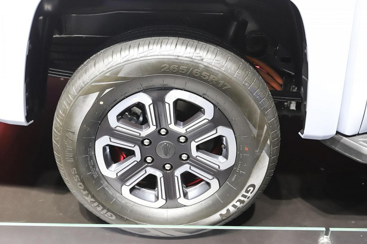 Kích thước của xe tải Dadao là chiều dài 5.450 (5.685/5.706) mm, chiều rộng 1.935 và cao 1.872 mm, chiều dài cơ sở là 3.270 (3.470) mm. Nội thất của xe bán tải Dadao có màn hình giải trí nổi 12 inch, thiết kế quay về phía người lái, dưới màn hình là dãy nút điều hòa, vô-lăng có dạng khối kỳ lạ với thiết kế chữ D kép.