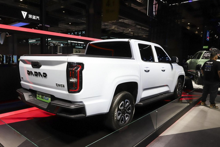 Theo đại diện của nó, PUV cho thấy rằng xe tải Dadao không còn là phương tiện tiện ích hữu ích, mà chúng đa chức năng. Hơn nữa, chúng có hiệu suất tốt, các tính năng cao cấp, phù hợp với thị trường ngày nay với mức độ cạnh tranh rất khốc liệt. Để tham dự cuộc đua này, thương hiệu Dadao đã có một logo mới với 5 con dấu tượng trưng cho khám phá, năng động, đa dạng, xuất sắc và lạc quan.