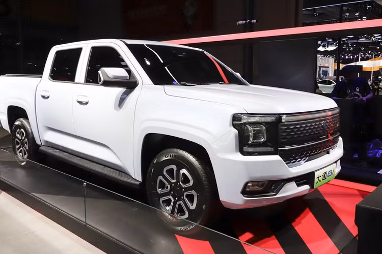 Trước sức nóng của thị trường xe bán tải tại Trung Quốc, Jianling Motors Corporation (JMC) - một chi nhánh của tập đoàn Jiangling Motors Corporation (JMCG) đã được thành lập cách đây 20 năm - đã chính thức ra mắt thương hiệu xe bán tải JMC Dadao 2023 mới, đây là chiếc xe bán tải đầu tiên của thương hiệu này được phát triển trên nền tảng mới, nên hứa hẹn sẽ có rất nhiều công nghệ cao cấp.
