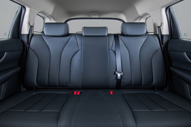 So với Mitsubishi Xpander đang bán tại Thái Lan, mẫu MPV thuần điện này có chiều dài cơ sở lớn hơn 25 mm. Nếu so với Toyota Veloz, BYD e6 2023 có chiều dài cơ sở nhỉnh hơn 50 mm. Là ôtô điện nên BYD e6 2023 có thiết kế ngoại thất mang phong cách tối giản.