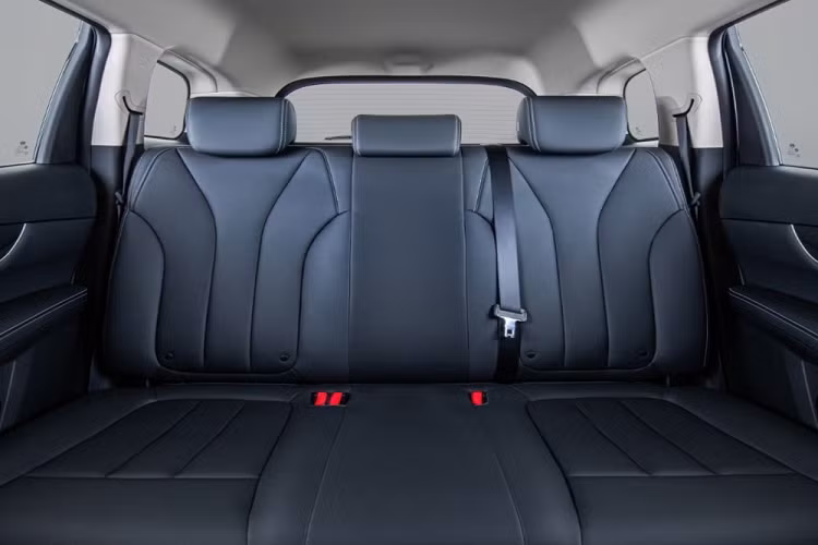 So với Mitsubishi Xpander đang bán tại Thái Lan, mẫu MPV thuần điện này có chiều dài cơ sở lớn hơn 25 mm. Nếu so với Toyota Veloz, BYD e6 2023 có chiều dài cơ sở nhỉnh hơn 50 mm. Là ôtô điện nên BYD e6 2023 có thiết kế ngoại thất mang phong cách tối giản.