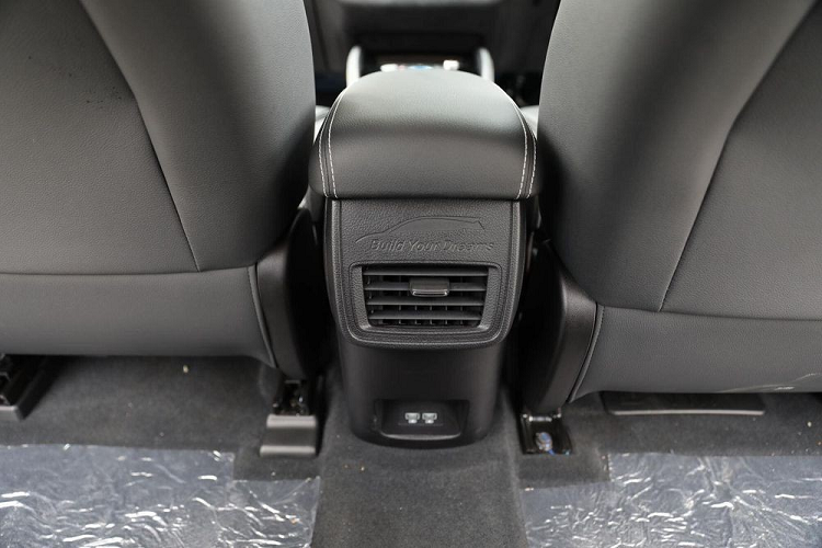 Ngoài ra, xe còn có 4 loa, cổng sạc 12V, núm xoay chuyển số, cửa gió điều hòa và 2 cổng USB cho hàng ghế sau. Khoang hành lý của xe khá rộng với thể tích 580 lít. Trong khi đó, trang bị an toàn của xe gồm có túi khí xung quanh nội thất, hệ thống cảnh báo áp suất lốp, camera lùi, 4 cảm biến lùi, kiểm soát lực kéo, cân bằng điện tử, phanh tay điện tử, hỗ trợ khởi hành ngang dốc và hỗ trợ xuống dốc. 