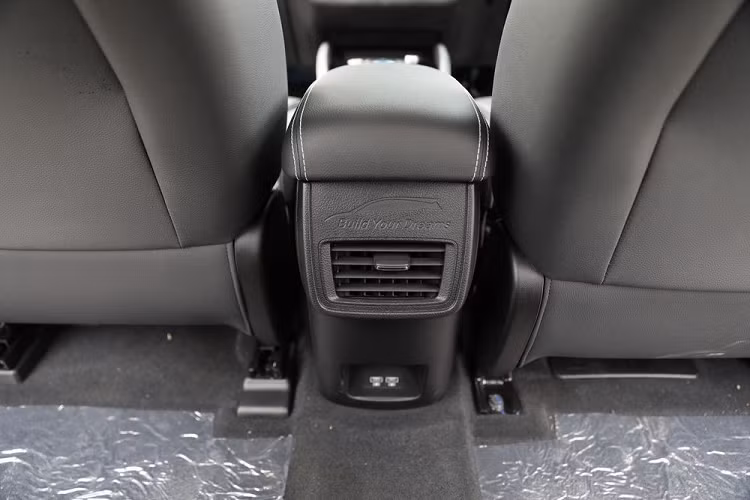 Ngoài ra, xe còn có 4 loa, cổng sạc 12V, núm xoay chuyển số, cửa gió điều hòa và 2 cổng USB cho hàng ghế sau. Khoang hành lý của xe khá rộng với thể tích 580 lít. Trong khi đó, trang bị an toàn của xe gồm có túi khí xung quanh nội thất, hệ thống cảnh báo áp suất lốp, camera lùi, 4 cảm biến lùi, kiểm soát lực kéo, cân bằng điện tử, phanh tay điện tử, hỗ trợ khởi hành ngang dốc và hỗ trợ xuống dốc. 