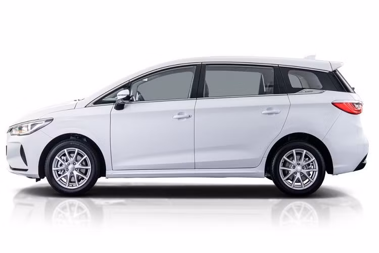 Theo đó, giá xe BYD e6 2023 sẽ có mức khởi điểm từ 1.135.900 Baht (khoảng 784 triệu đồng) tại thị trường Thái Lan. Giá bán này đã được áp dụng trợ giá của chính phủ Thái Lan dành cho ô tô điện và chương trình ưu đãi từ chính nhà phân phối Rever Automotive.