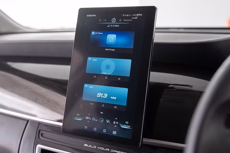 Cổng sạc của xe được đặt ở chắn bùn sau bên phải. Ở đằng sau, BYD e6 2023 được trang bị đèn hậu LED toàn phần, nối với nhau bằng nẹp mạ crôm ở giữa. Thêm vào đó là cánh gió mui tích hợp đèn phanh trên cao, anten vây cá mập và cần gạt nước ở kính chắn gió sau.