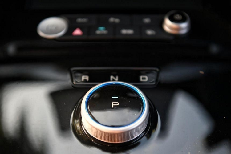 Ghế và vô lăng của xe đều được bọc da màu đen. Vô lăng có thể chỉnh 4 hướng và chỉ tích hợp một vài nút bấm. Phía sau vô lăng là bảng đồng hồ analog, tích hợp màn hình đa thông tin TFT 5 inch để hiển thị những thông tin cần thiết. Bên cạnh đó là màn hình cảm ứng trung tâm 10,1 inch được đặt nổi trên mặt táp-lô, có thể xoay ngang hoặc dọc và hỗ trợ kết nối Bluetooth.