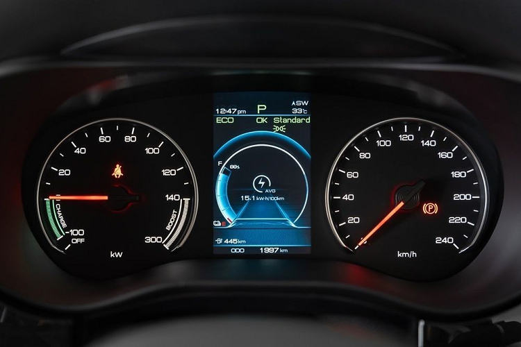 Chính giữa đầu xe là logo kiểu cũ của thương hiệu BYD. Vòng sang bên sườn, chúng ta sẽ bắt gặp đường dập gân nổi bật, kéo dài từ đèn pha đến đèn hậu. Bên cạnh đó là cửa mở thông thường thay vì cửa trượt, gương chiếu hậu sơn cùng màu thân xe, các cột màu đen và viền cửa sổ mạ crôm. Vành la-zăng của mẫu xe này có đường kính 17 inch với thiết kế 5 chấu kép, đi cùng lốp 215/55 R17.