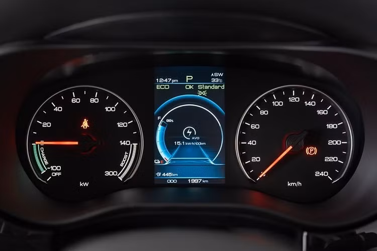 Chính giữa đầu xe là logo kiểu cũ của thương hiệu BYD. Vòng sang bên sườn, chúng ta sẽ bắt gặp đường dập gân nổi bật, kéo dài từ đèn pha đến đèn hậu. Bên cạnh đó là cửa mở thông thường thay vì cửa trượt, gương chiếu hậu sơn cùng màu thân xe, các cột màu đen và viền cửa sổ mạ crôm. Vành la-zăng của mẫu xe này có đường kính 17 inch với thiết kế 5 chấu kép, đi cùng lốp 215/55 R17.