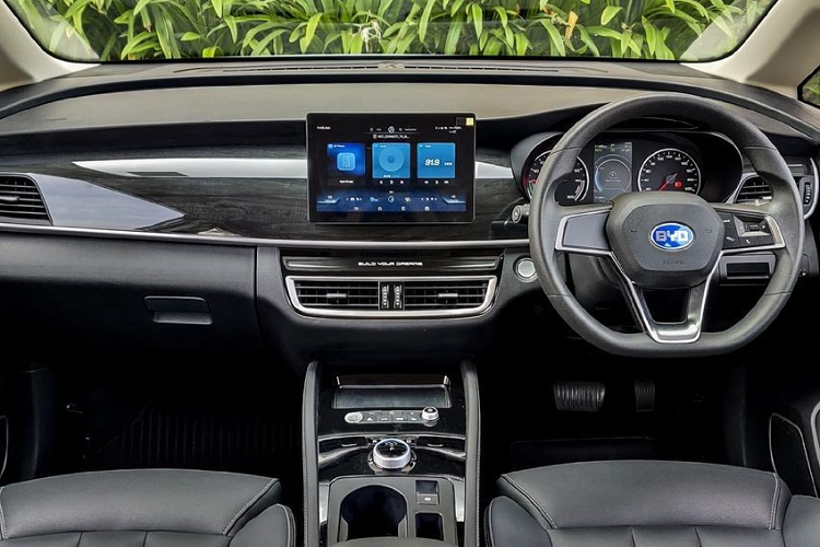 Mẫu MPV này được trang bị lưới tản nhiệt hình lục giác cỡ lớn với những mắt lưới đa điểm, hốc gió trung tâm hình thang rộng trên cản trước và nẹp mạ crôm nằm vắt ngang đầu xe. Ở hai góc cản trước còn có thêm khe gió giả hình tam giác, sơn màu đen. Đáng tiếc là BYD e6 2023 chỉ được trang bị đèn pha Halogen, đi kèm dải đèn LED định vị ban ngày.