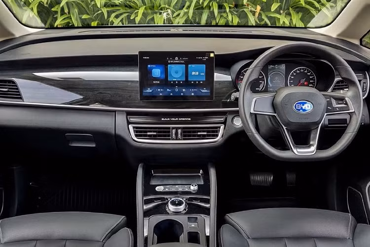 Mẫu MPV này được trang bị lưới tản nhiệt hình lục giác cỡ lớn với những mắt lưới đa điểm, hốc gió trung tâm hình thang rộng trên cản trước và nẹp mạ crôm nằm vắt ngang đầu xe. Ở hai góc cản trước còn có thêm khe gió giả hình tam giác, sơn màu đen. Đáng tiếc là BYD e6 2023 chỉ được trang bị đèn pha Halogen, đi kèm dải đèn LED định vị ban ngày.