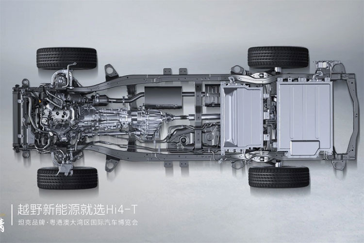 Hệ thống treo tay đòn kép phía trước và hệ thống độc lập đa liên kết đằng sau cũng được trang bị cho xe. Tương tự một số mẫu ô tô điện, Tank 500 Hi4-T 2023 có thể trở thành nguồn sạc cho những thiết bị ngoài xe trong thời gian hơn 7 tiếng đồng hồ. Điều này biến xe thành lựa chọn lý tưởng cho những ai thích những hoạt động ngoài trời.