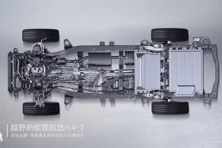 Hệ thống treo tay đòn kép phía trước và hệ thống độc lập đa liên kết đằng sau cũng được trang bị cho xe. Tương tự một số mẫu ô tô điện, Tank 500 Hi4-T 2023 có thể trở thành nguồn sạc cho những thiết bị ngoài xe trong thời gian hơn 7 tiếng đồng hồ. Điều này biến xe thành lựa chọn lý tưởng cho những ai thích những hoạt động ngoài trời.