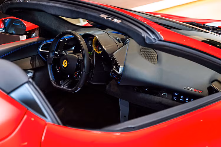 Ferrari 296 GTS hon 23 ty dong cua dai gia Bac Lieu ra bien so-Hinh-3